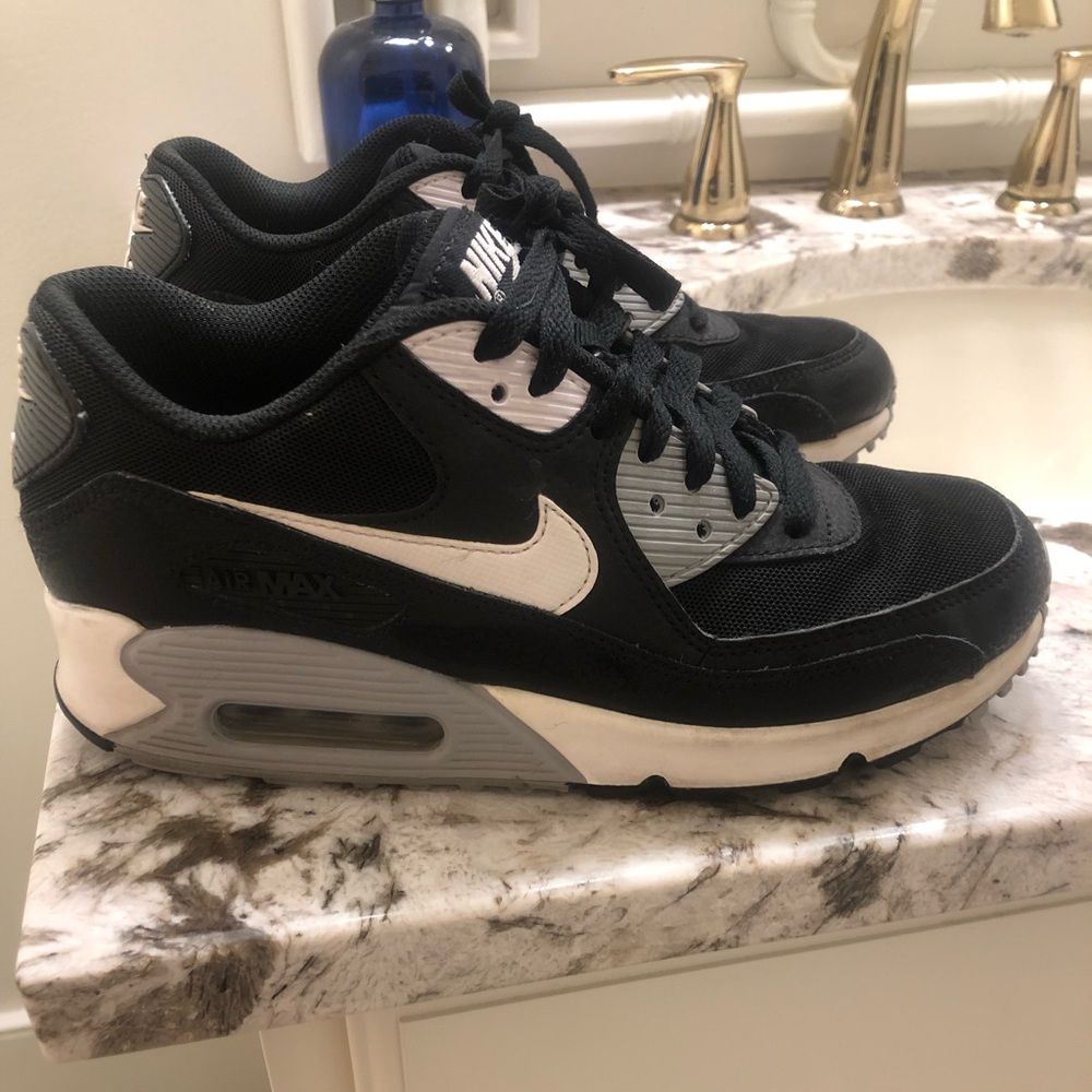 Classic Nike Airmax 90’s size 7.5. Classic! Worn a handful of times in EUC